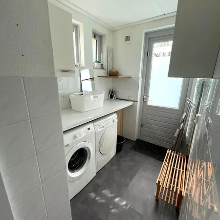 Dom wakacyjny Dutch Delight - Big Private Garden, Near Lake