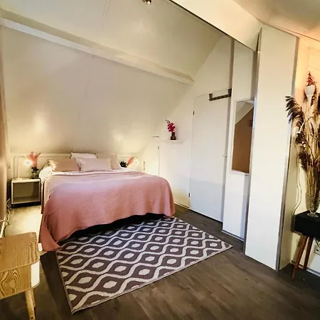 Dom wakacyjny Dutch Delight - Big Private Garden, Near Lake