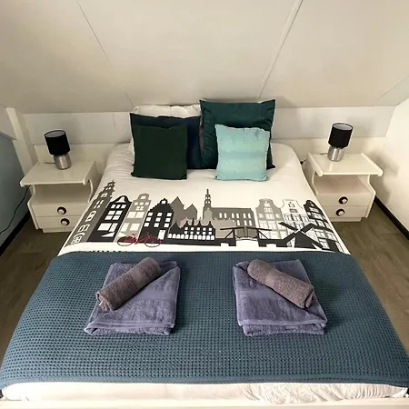 Dom wakacyjny Dutch Delight - Big Private Garden, Near Lake Ewijk