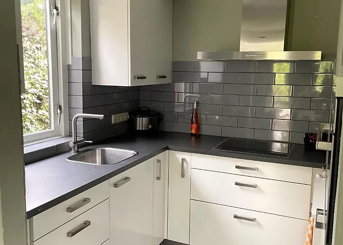 Дом отдыха Dutch Delight - Big Private Garden, Near Lake